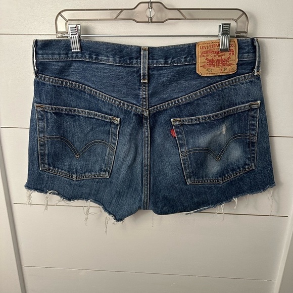 Levi’s woman’s raw hem button-fly boho 70's distressed denim short. 34 - Picture 2 of 7